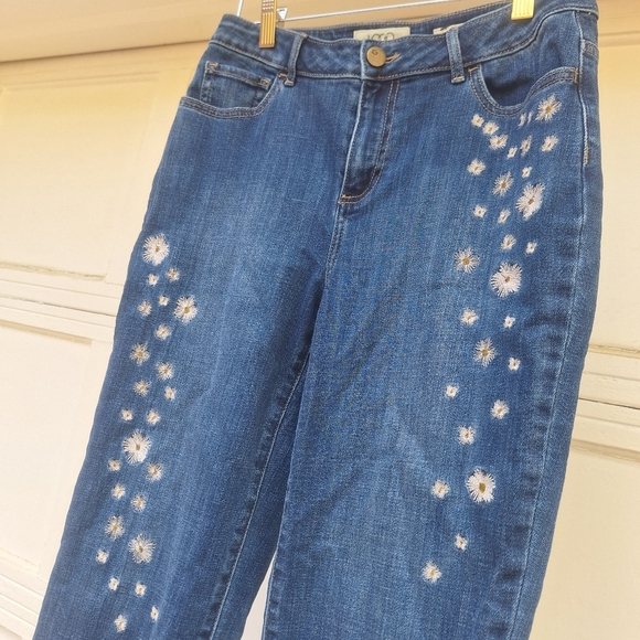 Boyfriend Jeans Floral Print Daisy Patch Coastal Cowgirl Embroidery Stitch 4 - Picture 9 of 16